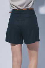 Load image into Gallery viewer, Black pleated linen shorts
